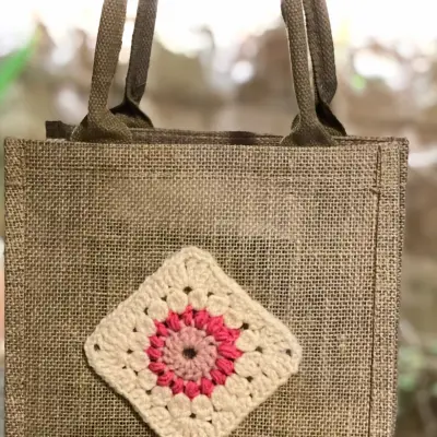 حقائب من الخيش والقماش