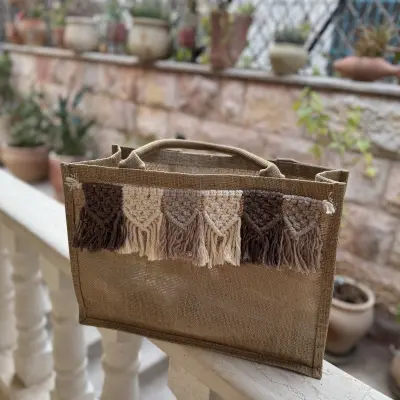 حقائب من الخيش والقماش