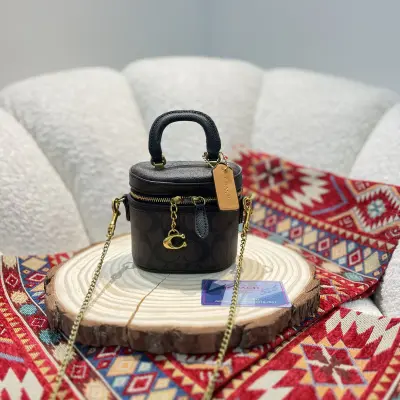 شنطة كوتش نانو في حجمها المميز